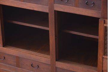アンティーク家具　和製アンティーク　組子戸が珍しい古い木の高級重ね水屋箪笥