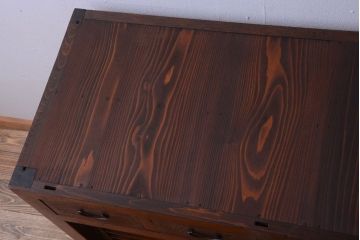 アンティーク家具　和製アンティーク　組子戸が珍しい古い木の高級重ね水屋箪笥