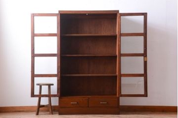 アンティーク家具　和製アンティーク　面取りガラスの大振りで重厚な古い本箱