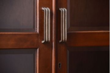 アンティーク家具　和製アンティーク　面取りガラスの大振りで重厚な古い本箱