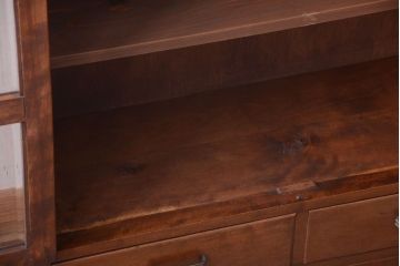 アンティーク家具　和製アンティーク　面取りガラスの大振りで重厚な古い本箱