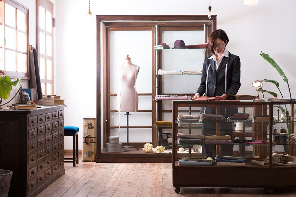 アンティーク家具　和製アンティーク　古いナラ材のR型ガラスショーケース