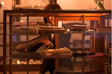 アンティーク家具　和製アンティーク　古いナラ材のR型ガラスショーケース