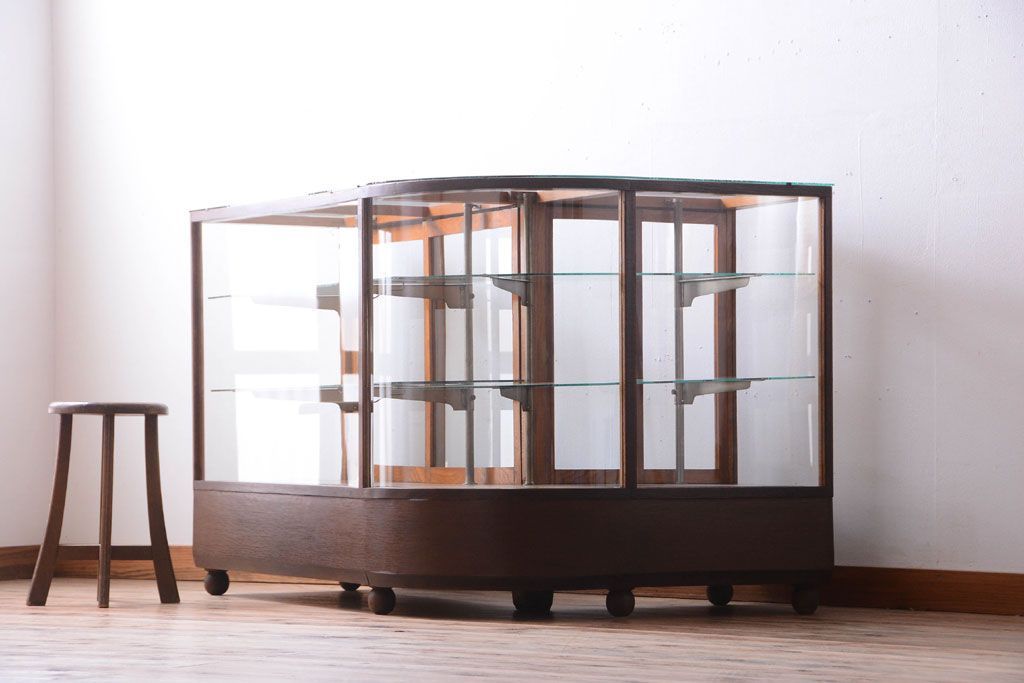 アンティーク家具　和製アンティーク　古いナラ材のR型ガラスショーケース