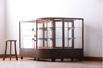 アンティーク家具　和製アンティーク　古いナラ材のR型ガラスショーケース