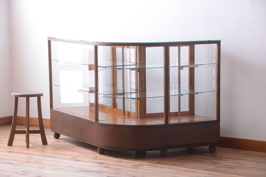 アンティーク家具　和製アンティーク　古いナラ材のR型ガラスショーケース
