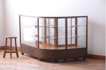 アンティーク家具　和製アンティーク　古いナラ材のR型ガラスショーケース