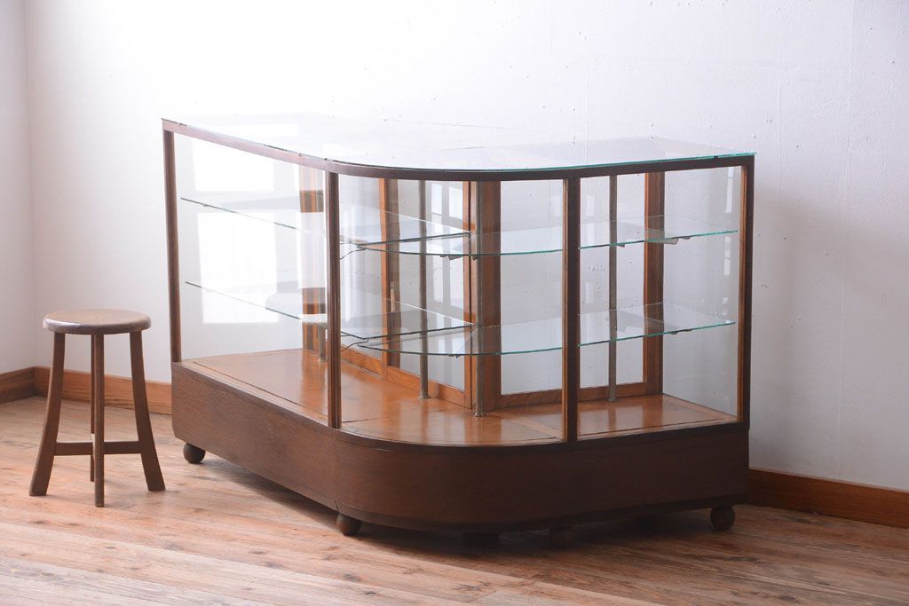 アンティーク家具　和製アンティーク　古いナラ材のR型ガラスショーケース