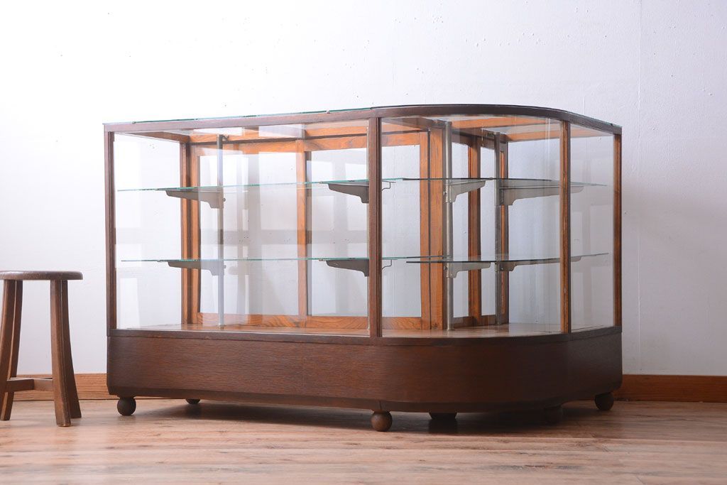 アンティーク家具　和製アンティーク　古いナラ材のR型ガラスショーケース