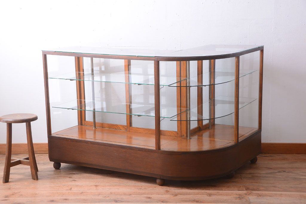 アンティーク家具　和製アンティーク　古いナラ材のR型ガラスショーケース