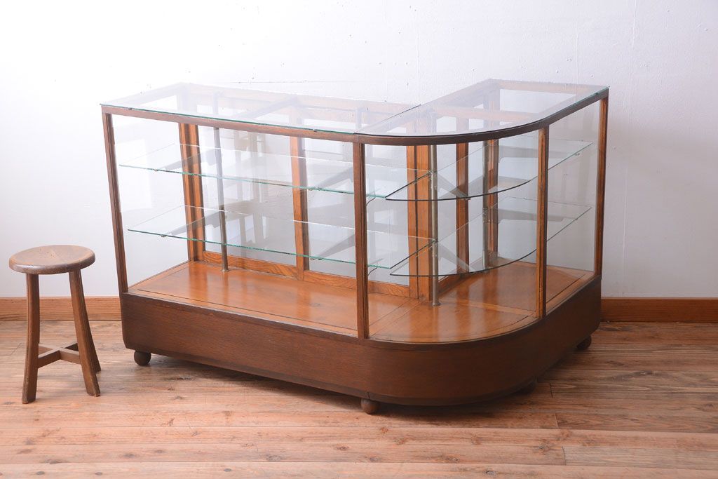 アンティーク家具　和製アンティーク　古いナラ材のR型ガラスショーケース