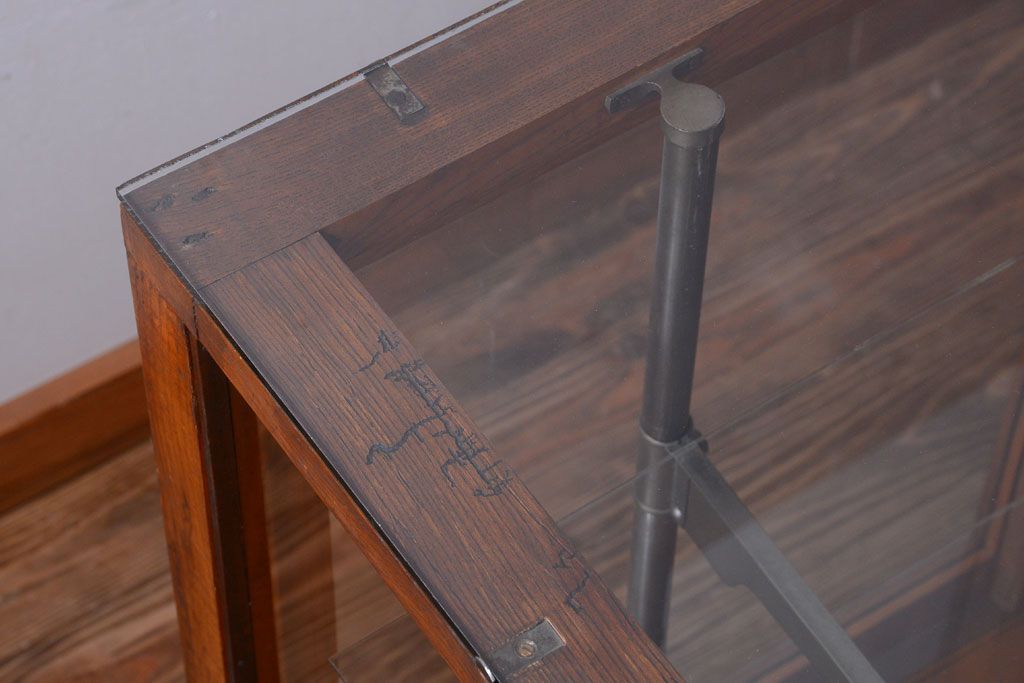 アンティーク家具　和製アンティーク　古いナラ材のR型ガラスショーケース