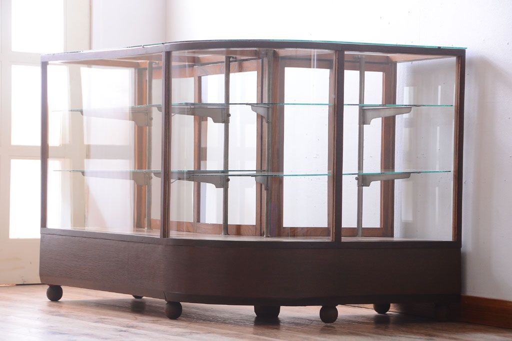 アンティーク家具　和製アンティーク　古いナラ材のR型ガラスショーケース