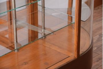 アンティーク家具　和製アンティーク　古いナラ材のR型ガラスショーケース