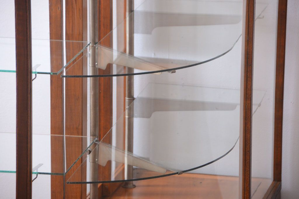 アンティーク家具　和製アンティーク　古いナラ材のR型ガラスショーケース