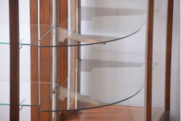 アンティーク家具　和製アンティーク　古いナラ材のR型ガラスショーケース