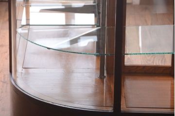 アンティーク家具　和製アンティーク　古いナラ材のR型ガラスショーケース