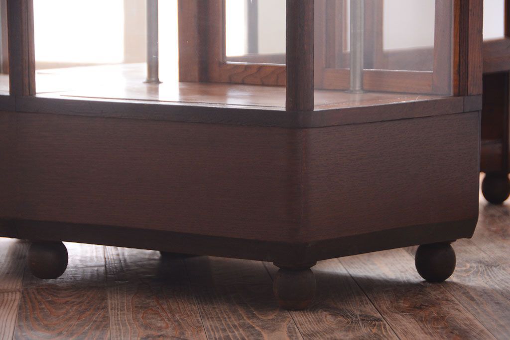 アンティーク家具　和製アンティーク　古いナラ材のR型ガラスショーケース