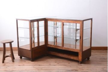 アンティーク家具　和製アンティーク　古いナラ材のR型ガラスショーケース
