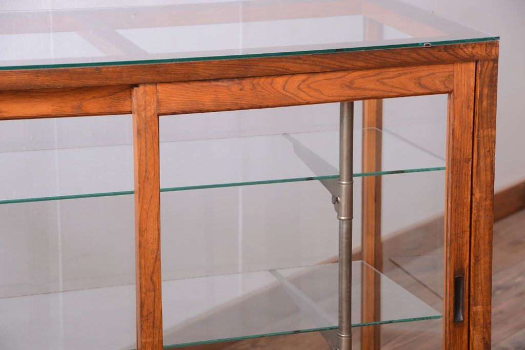 アンティーク家具　和製アンティーク　古いナラ材のR型ガラスショーケース