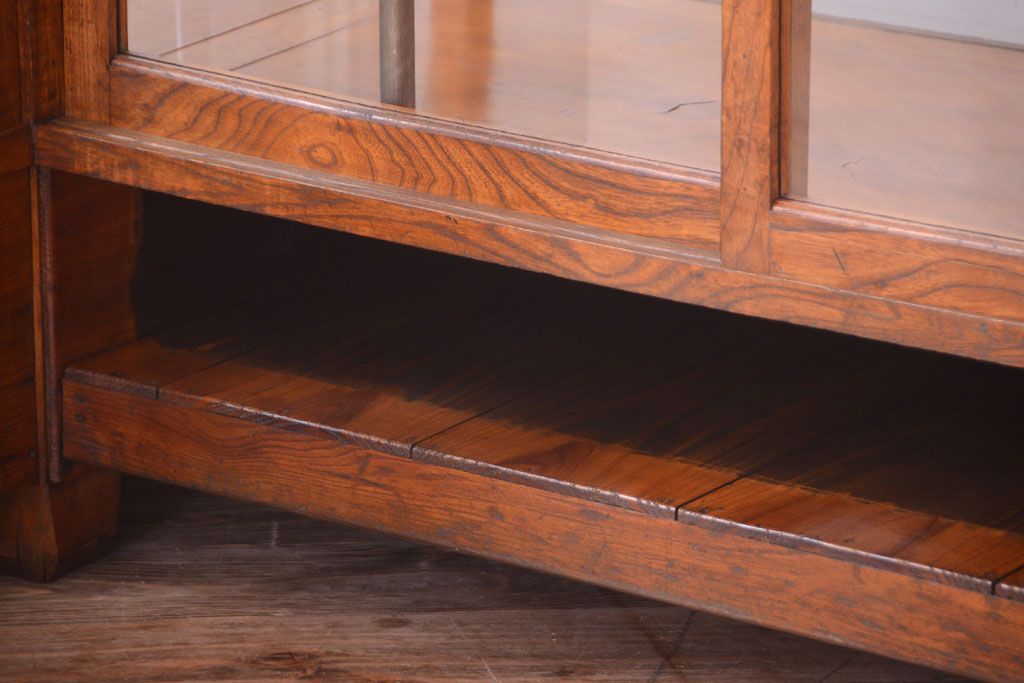 アンティーク家具　和製アンティーク　古いナラ材のR型ガラスショーケース