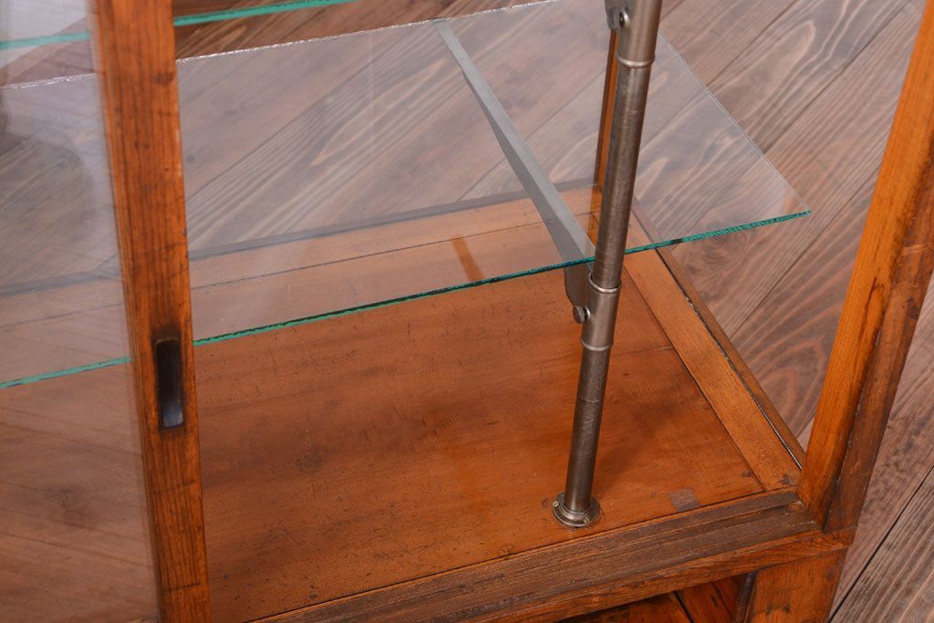 アンティーク家具　和製アンティーク　古いナラ材のR型ガラスショーケース