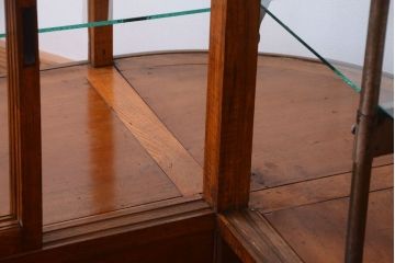 アンティーク家具　和製アンティーク　古いナラ材のR型ガラスショーケース