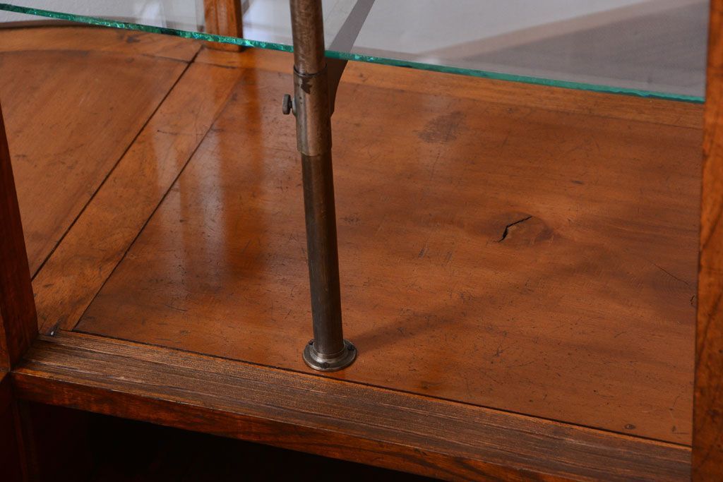 アンティーク家具　和製アンティーク　古いナラ材のR型ガラスショーケース