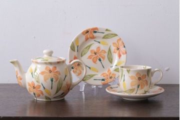 アンティーク雑貨　イギリスビンテージ　WESTFIELD ART POTTERY ポット・カップ&ソーサーなど4点(洋食器)