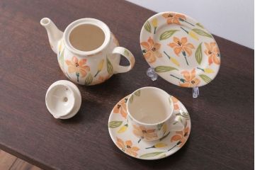 アンティーク雑貨　イギリスビンテージ　WESTFIELD ART POTTERY ポット・カップ&ソーサーなど4点(洋食器)