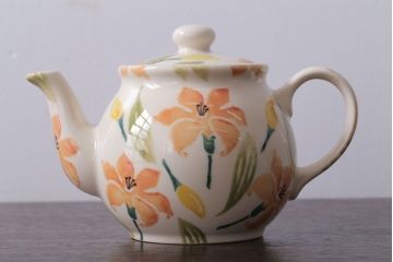 アンティーク雑貨　イギリスビンテージ　WESTFIELD ART POTTERY ポット・カップ&ソーサーなど4点(洋食器)