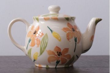 アンティーク雑貨　イギリスビンテージ　WESTFIELD ART POTTERY ポット・カップ&ソーサーなど4点(洋食器)