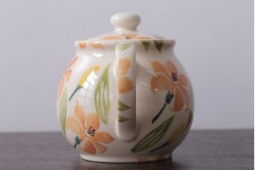アンティーク雑貨　イギリスビンテージ　WESTFIELD ART POTTERY ポット・カップ&ソーサーなど4点(洋食器)