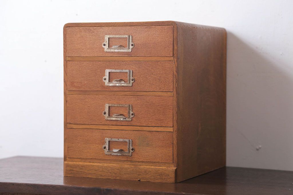レトロ家具　昭和レトロ　ネームプレート取っ手付き!ナラ材の4杯小引き出し