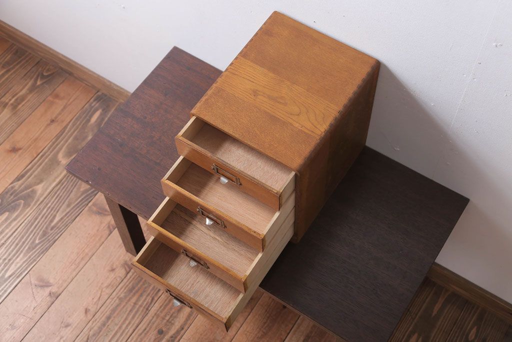 レトロ家具　昭和レトロ　ネームプレート取っ手付き!ナラ材の4杯小引き出し