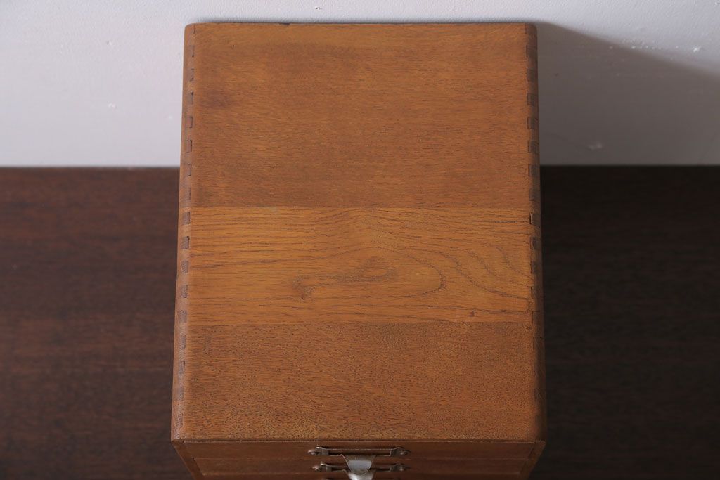 レトロ家具　昭和レトロ　ネームプレート取っ手付き!ナラ材の4杯小引き出し