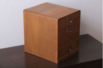 レトロ家具　昭和レトロ　ネームプレート取っ手付き!ナラ材の4杯小引き出し
