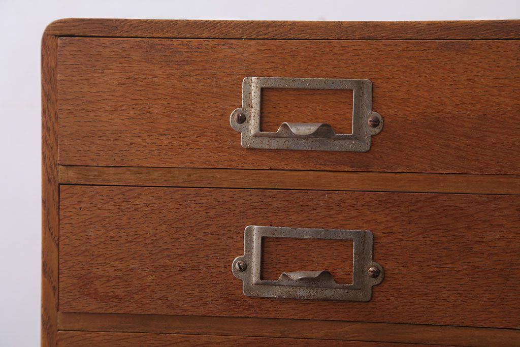 レトロ家具　昭和レトロ　ネームプレート取っ手付き!ナラ材の4杯小引き出し