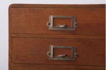 レトロ家具　昭和レトロ　ネームプレート取っ手付き!ナラ材の4杯小引き出し