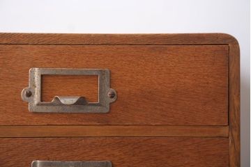 レトロ家具　昭和レトロ　ネームプレート取っ手付き!ナラ材の4杯小引き出し
