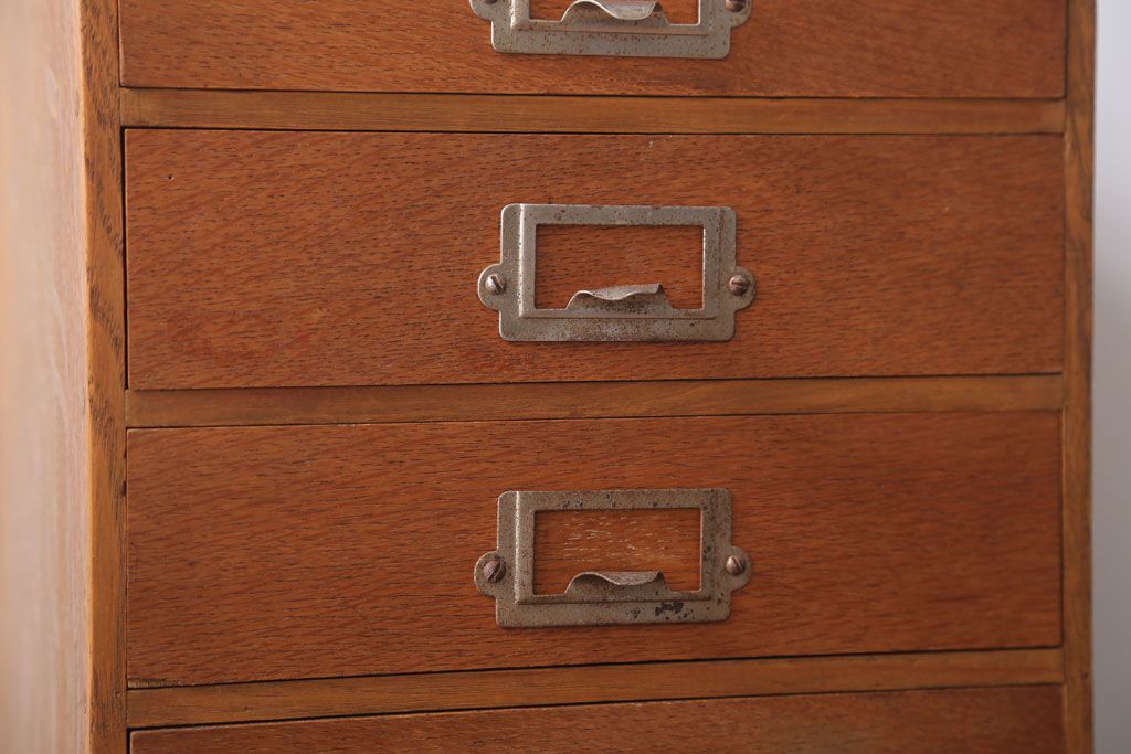 レトロ家具　昭和レトロ　ネームプレート取っ手付き!ナラ材の4杯小引き出し