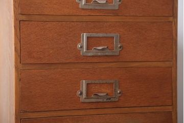 レトロ家具　昭和レトロ　ネームプレート取っ手付き!ナラ材の4杯小引き出し