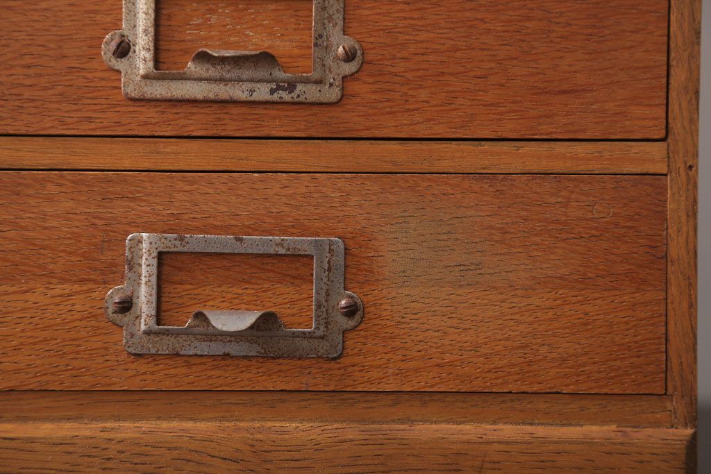 レトロ家具　昭和レトロ　ネームプレート取っ手付き!ナラ材の4杯小引き出し