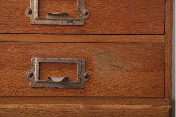 レトロ家具　昭和レトロ　ネームプレート取っ手付き!ナラ材の4杯小引き出し