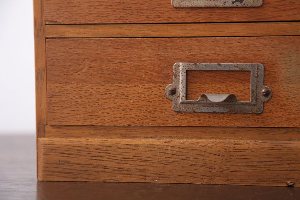 レトロ家具　昭和レトロ　ネームプレート取っ手付き!ナラ材の4杯小引き出し