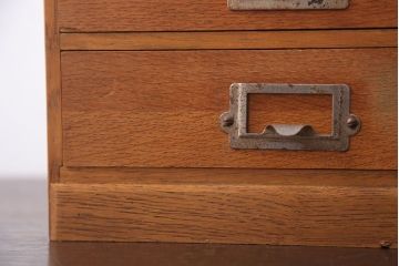レトロ家具　昭和レトロ　ネームプレート取っ手付き!ナラ材の4杯小引き出し