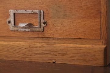 レトロ家具　昭和レトロ　ネームプレート取っ手付き!ナラ材の4杯小引き出し
