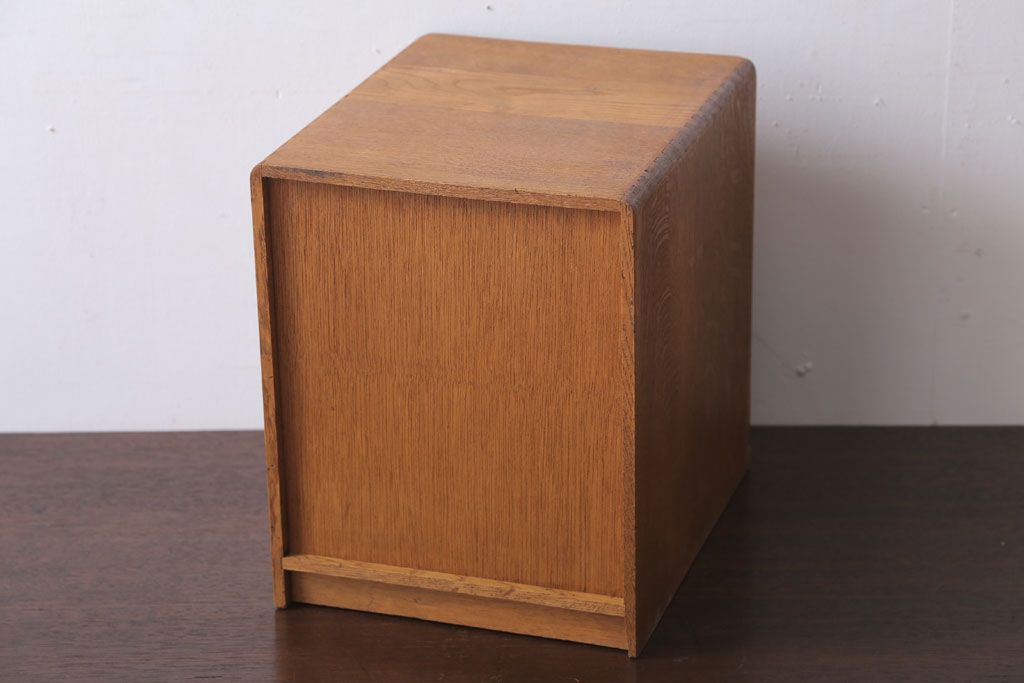 レトロ家具　昭和レトロ　ネームプレート取っ手付き!ナラ材の4杯小引き出し