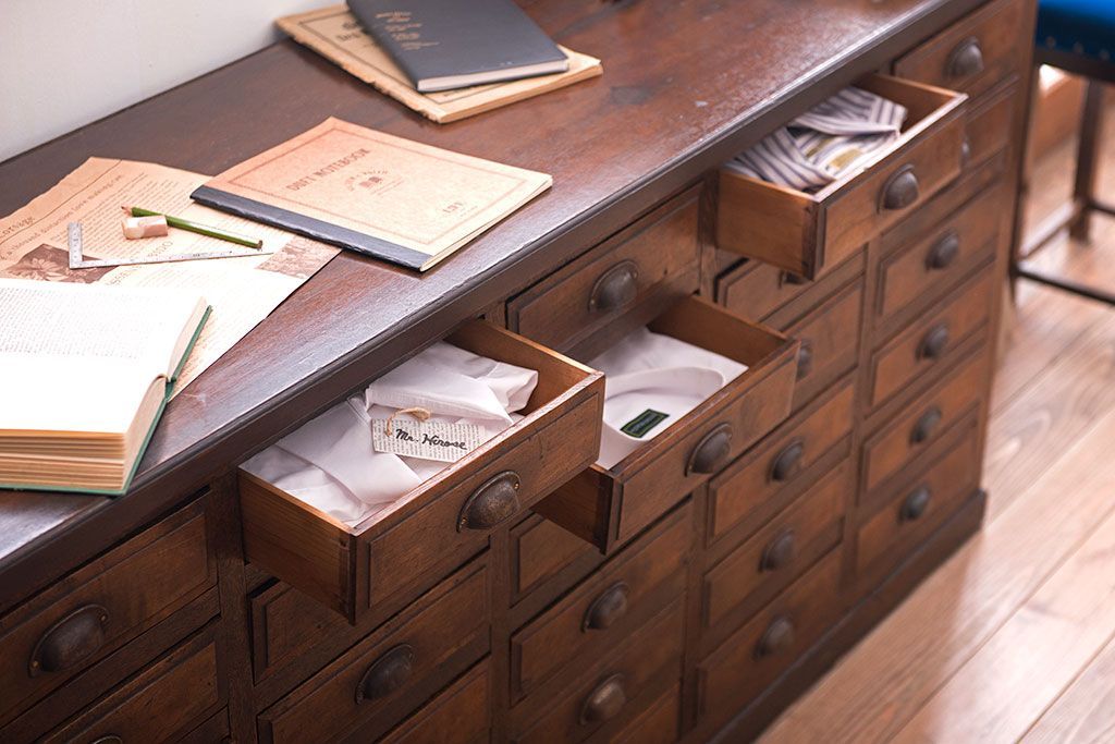 アンティーク家具　アンティーク　古い木製の30杯ドロワー(引き出しサイドボード・薬箪笥)