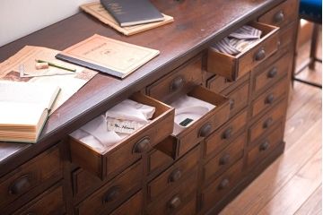 アンティーク家具　アンティーク　古い木製の30杯ドロワー(引き出しサイドボード・薬箪笥)